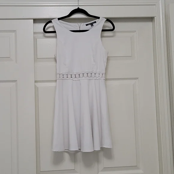 Beautiful white dress - Picture 4 of 5